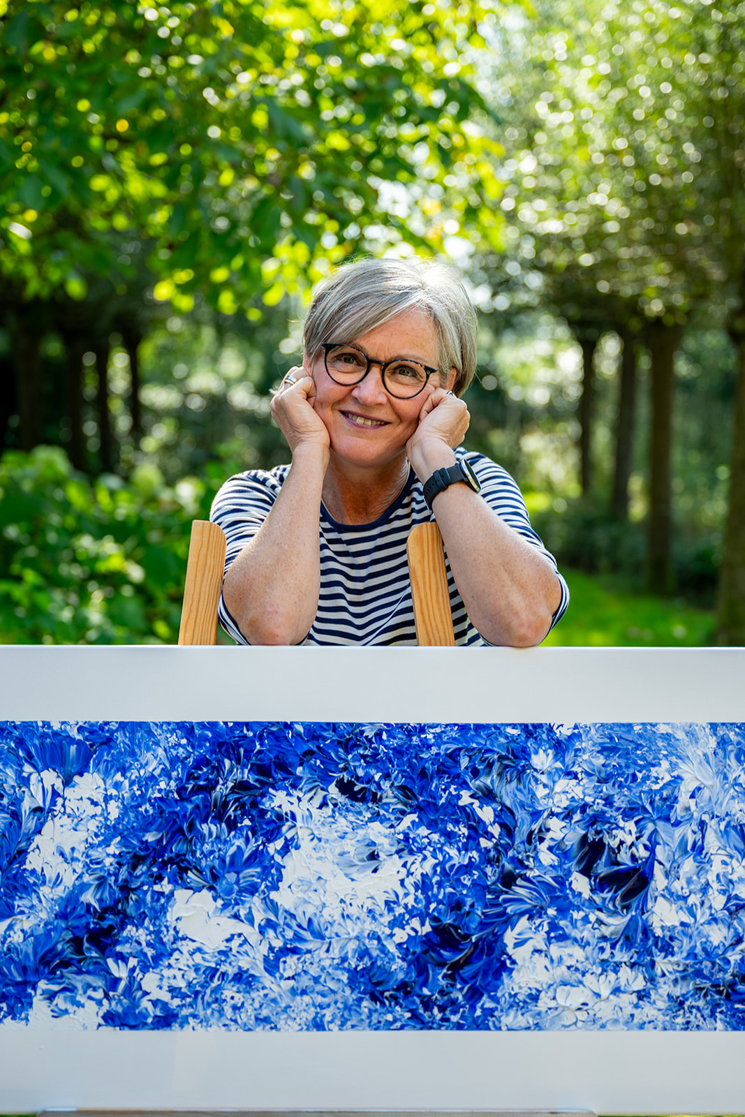 Alma Jansen met een van haar schilderijen