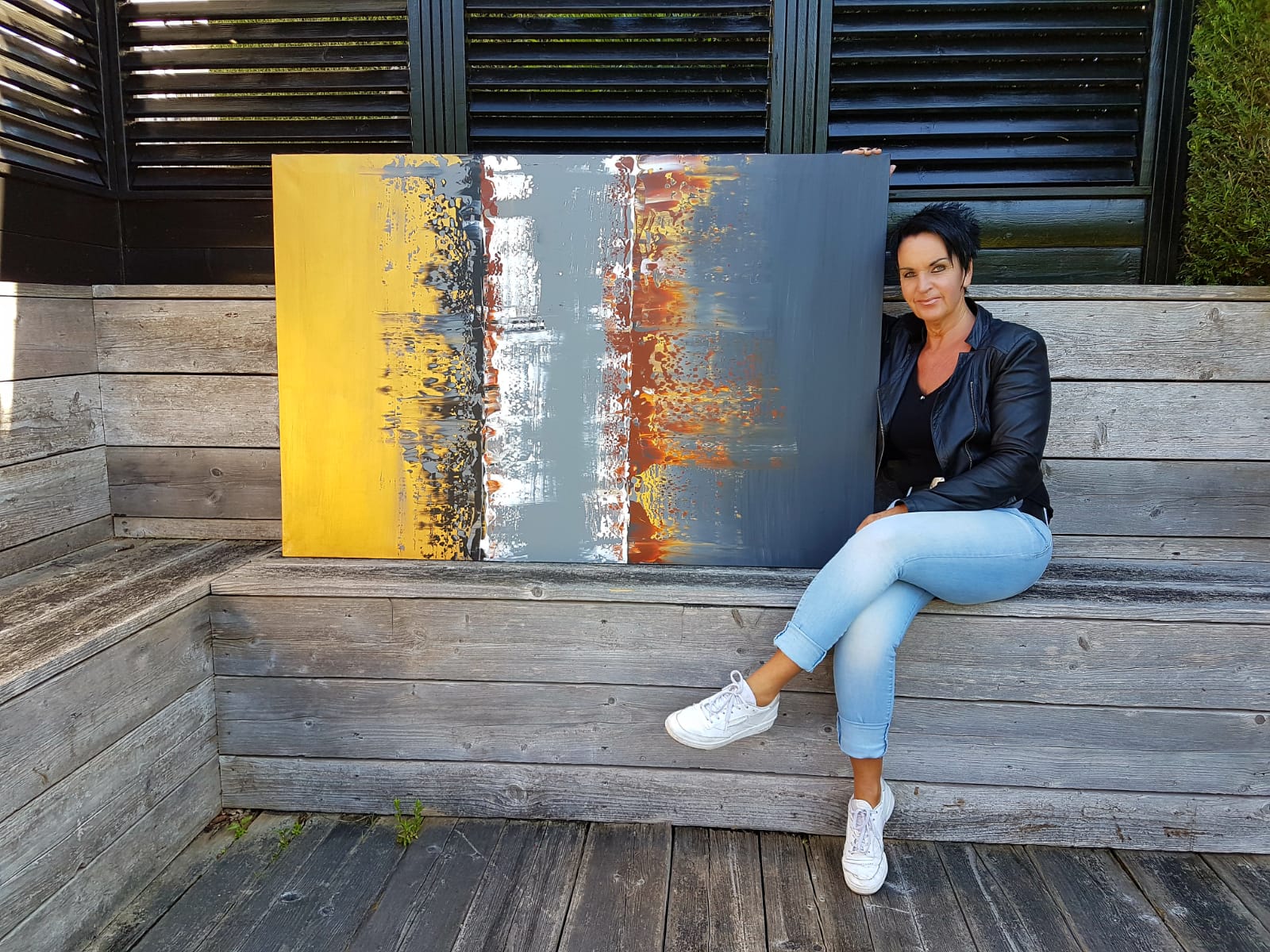 Jolanda van Euren met een van haar schilderijen