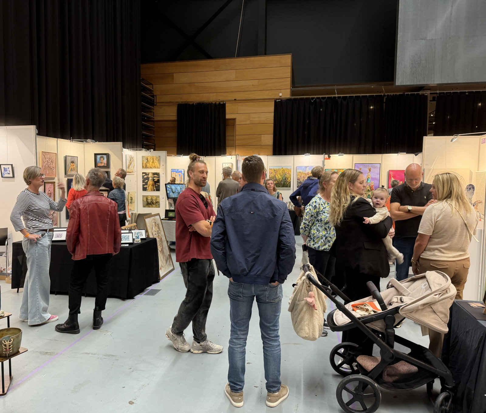 bezoekers kunstbeurs ArtOranje Groningen 2026