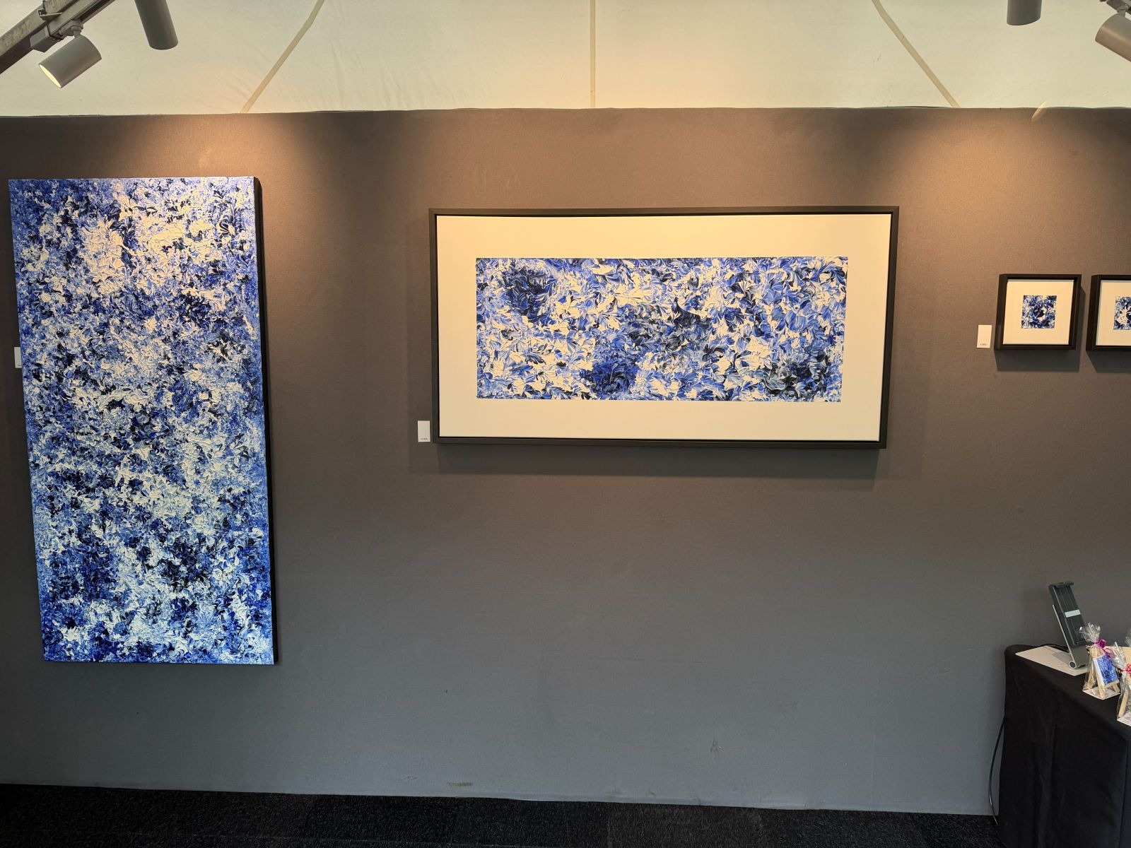 "Abstracte kunstwerken uit de delftsblauw-serie van Art by Alma met blauw-witte tinten"