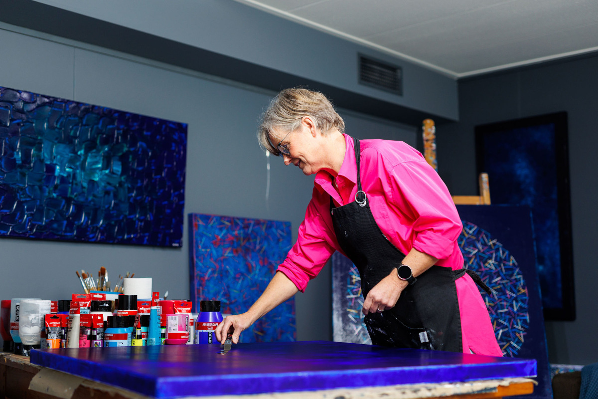 Alma aan het werk in haar atelier in Enschede