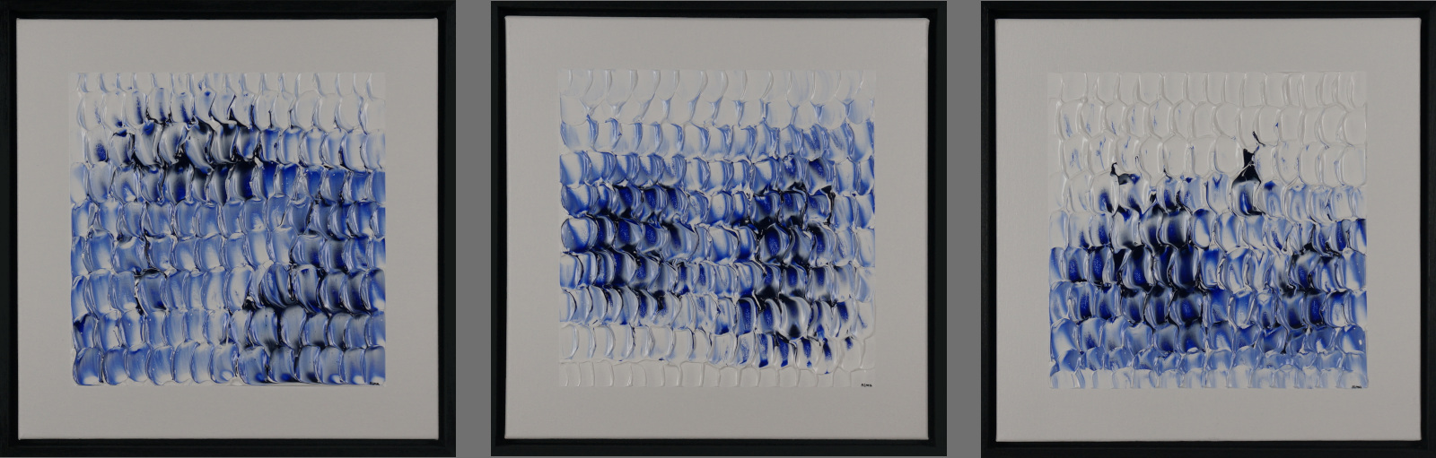 Drieluik Delftsblauw Schelpen van Alma Jansen met abstracte schelpvormen in blauwe tinten op drie afzonderlijke doeken.