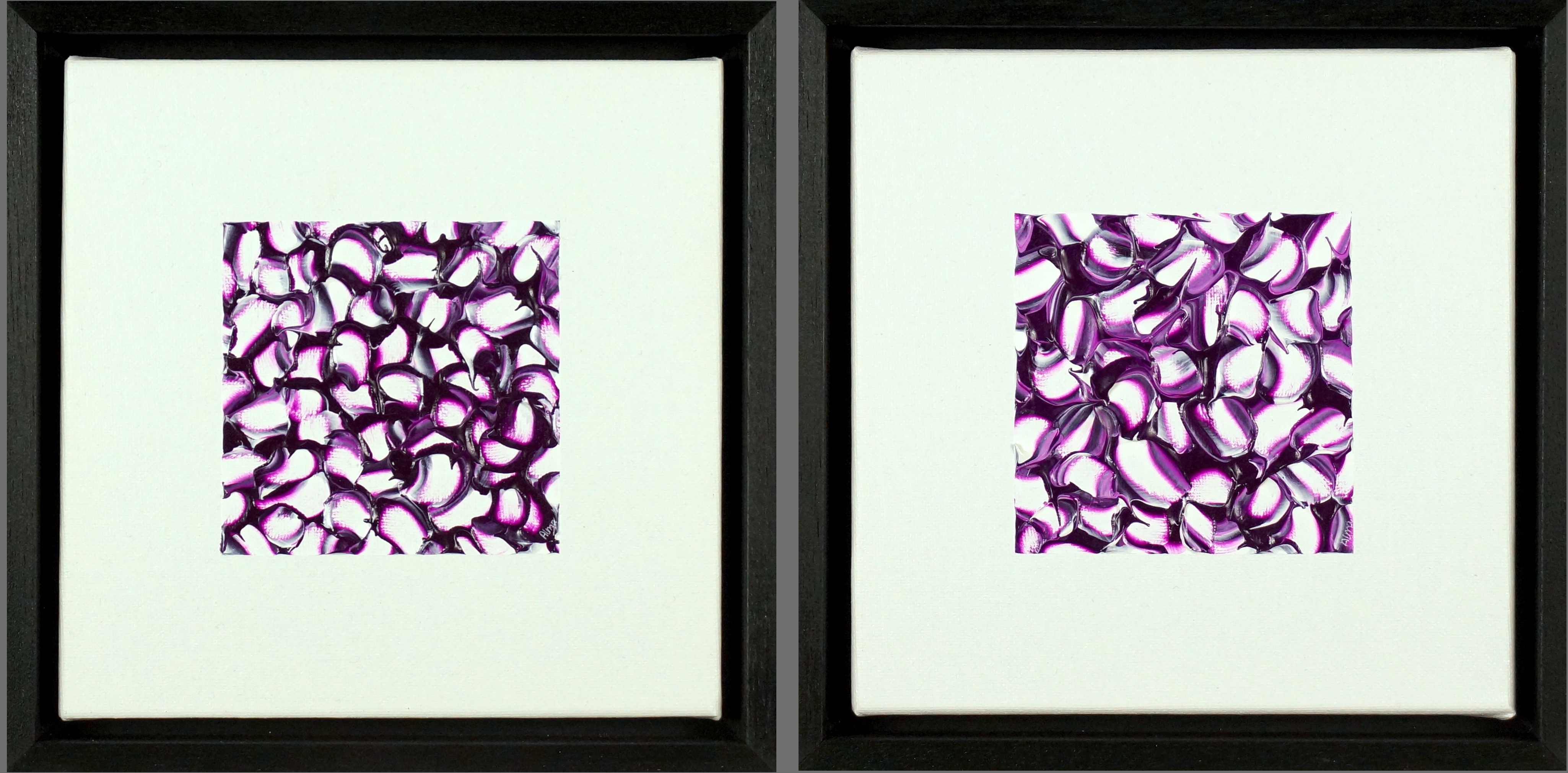Tweeluik Violet/Wit van Alma Jansen, twee abstracte schilderijen van 20 x 20 cm met violette en witte tinten in een zwarte baklijst.