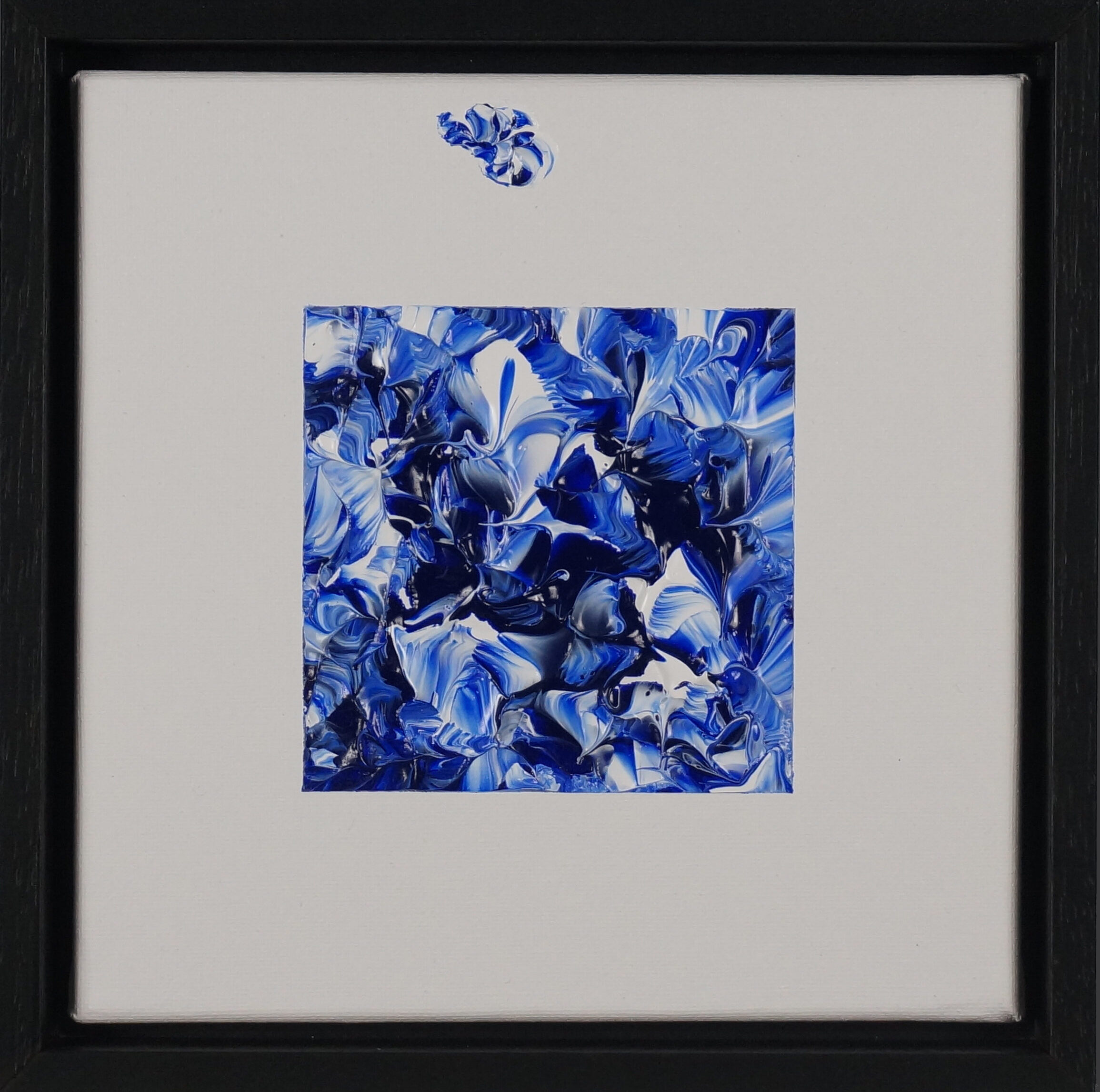 Delftsblauw Serie van Art by Alma met abstracte schilderijen van 20 x 20 cm in zwarte baklijsten.