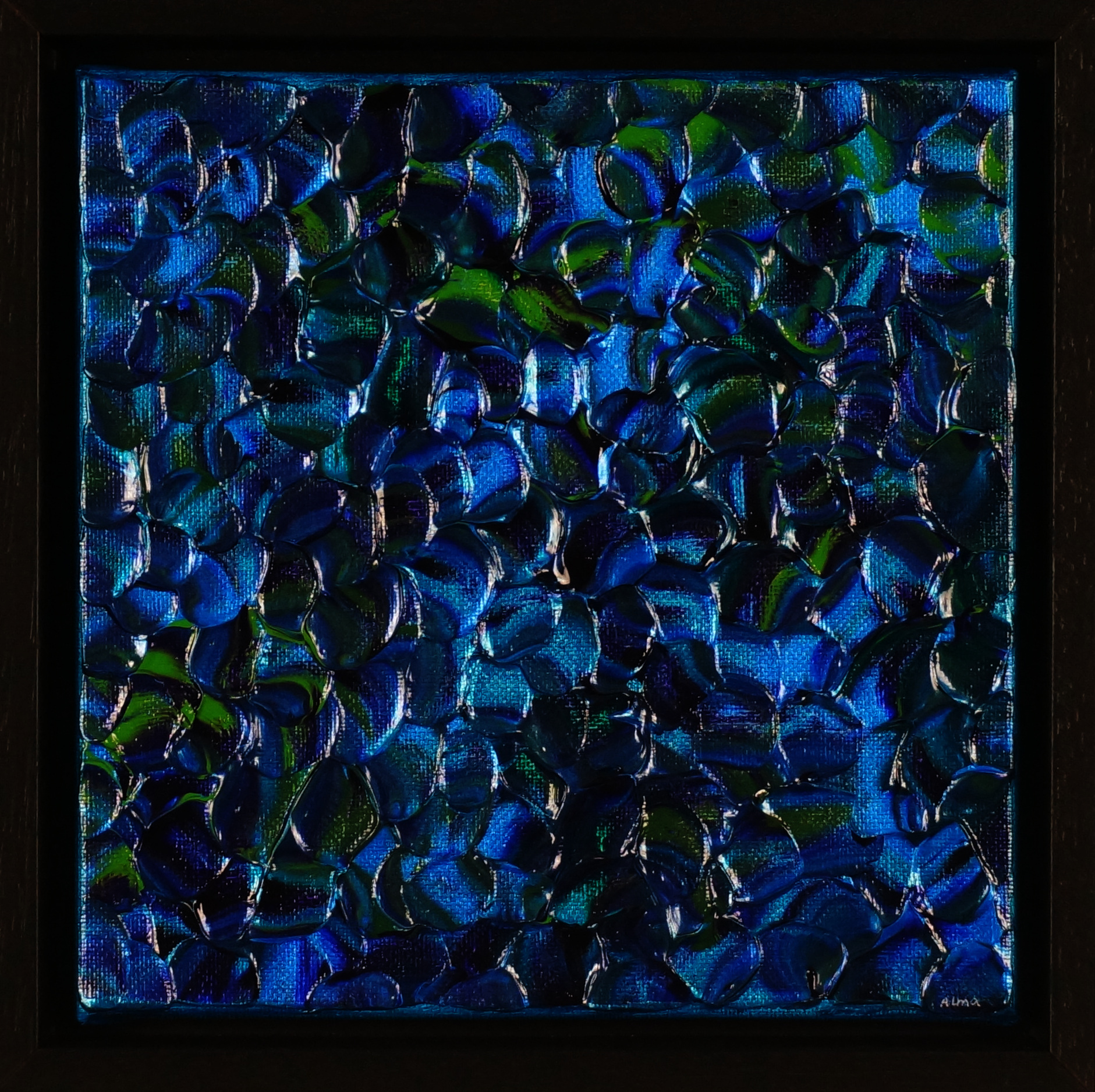 Linker paneel Blauw/Groene Schelpen van Alma Jansen, abstract schilderij van 20 x 20 cm met schelpvormen in blauwe en groene tinten, afgewerkt in een zwarte baklijst.