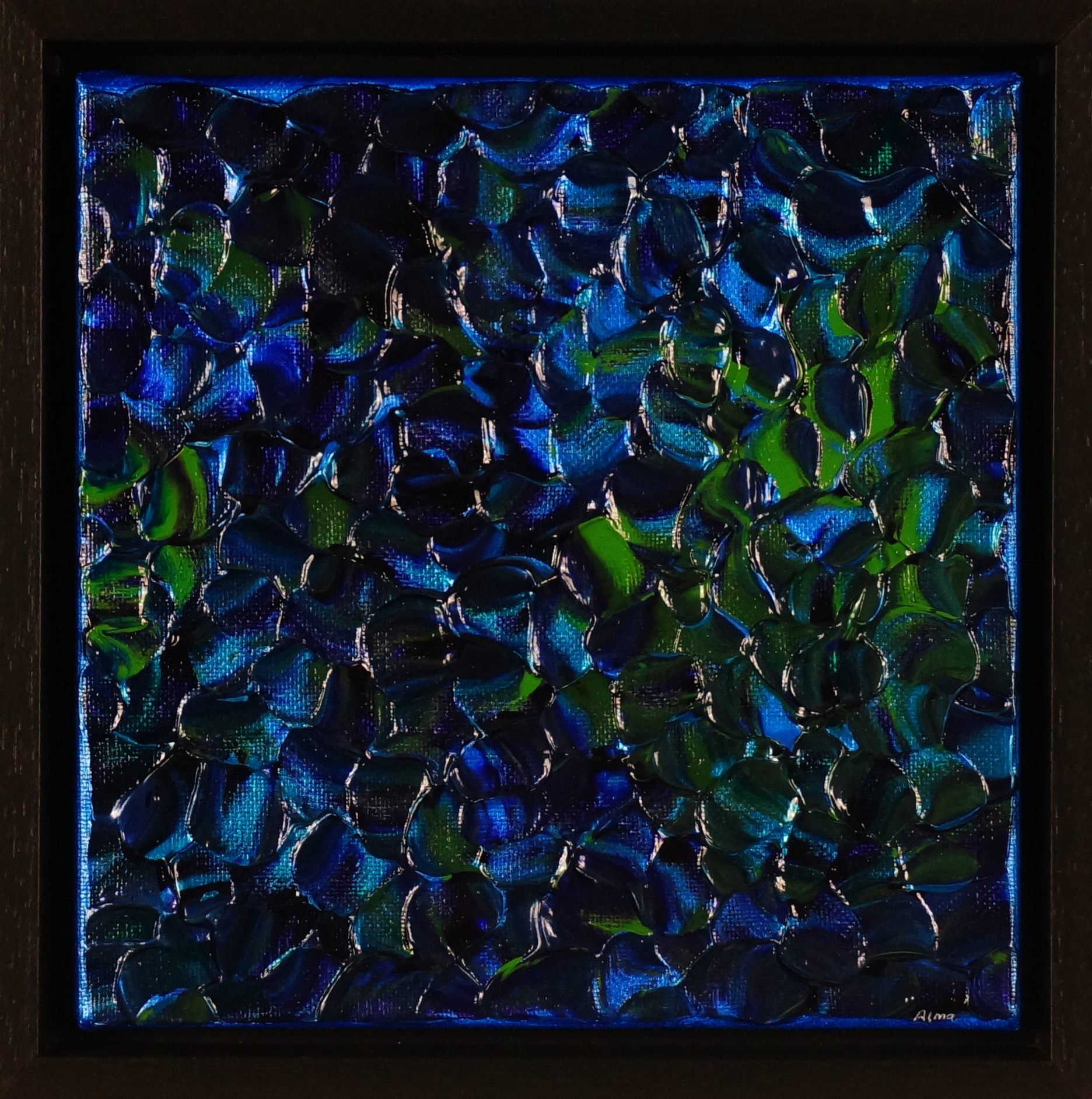 Rechter paneel Blauw/Groene Schelpen van Alma Jansen, abstract schilderij van 20 x 20 cm met schelpvormen in blauwe en groene tinten, afgewerkt in een zwarte baklijst.