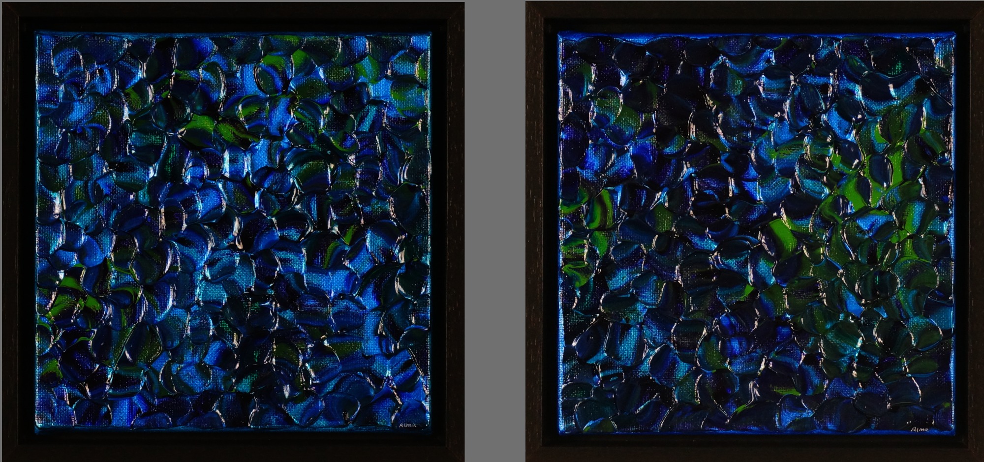 Blauw/Groene Schelpen van Alma Jansen, abstract schilderij van 20 x 20 cm met schelpvormen in blauwe en groene tinten, afgewerkt in een zwarte baklijst.