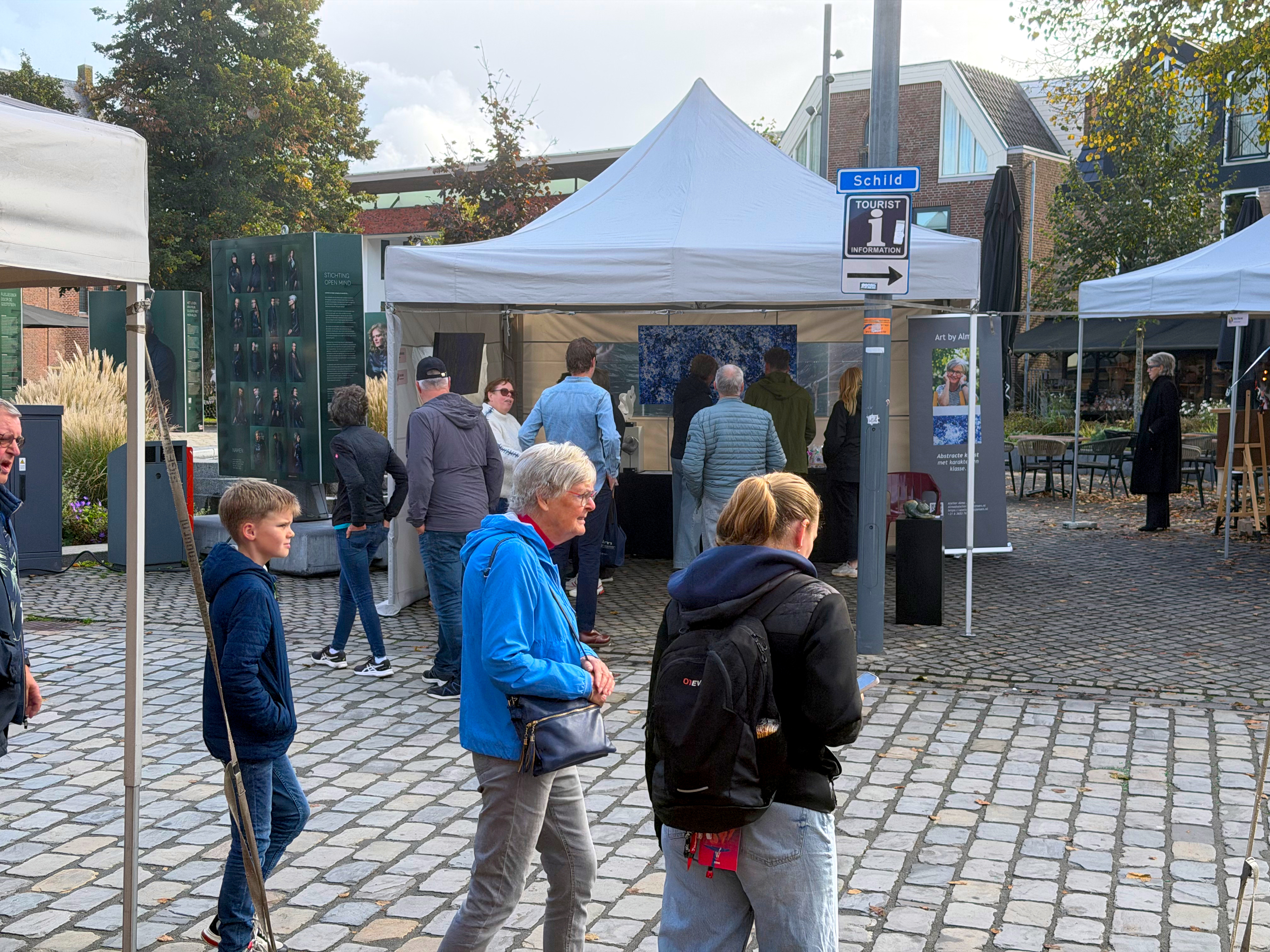Bezoekers bij Kunst & Kuiern in de binnenstad van Rijssen