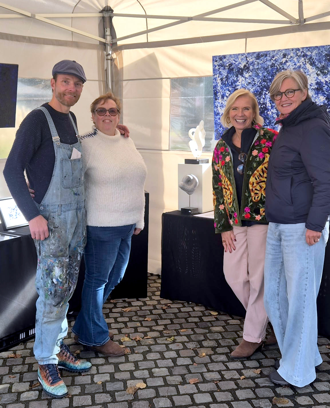 Samen met collega kunstenaars in onze ten